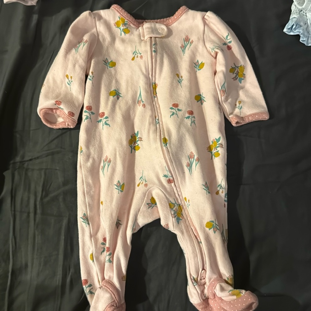 Caters 
Pink flower onesie 
Polka dot pink 
0-3 months